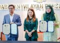 MENTERI di Jabatan Perdana Menteri (Wilayah Persekutuan), Hannah Yeoh (tengah) menyaksikan Majlis Pemeteraian Nota Kerjasama Antara SPRM dengan JWP diwakili Azam Baki dengan Ketua Pengarah JWP, Datuk Seri Noridah Abdul Rahim di Putrajaya, semalam. – UTUSAN/FAISOL MUSTAFA