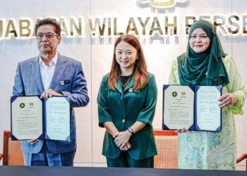 MENTERI di Jabatan Perdana Menteri (Wilayah Persekutuan), Hannah Yeoh (tengah) menyaksikan Majlis Pemeteraian Nota Kerjasama Antara SPRM dengan JWP diwakili Azam Baki dengan Ketua Pengarah JWP, Datuk Seri Noridah Abdul Rahim di Putrajaya, semalam. – UTUSAN/FAISOL MUSTAFA