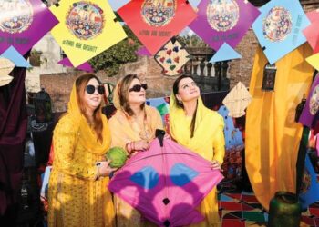 MENTERI Maklumat Punjab, Azma Bukhari menyertai festival layang-layang Basant di Lahore. – AFP