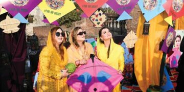 MENTERI Maklumat Punjab, Azma Bukhari menyertai festival layang-layang Basant di Lahore. – AFP