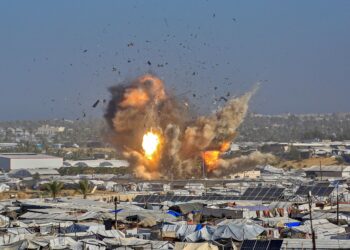 TENTERA Israel melakukan serangan ke atas sebuah bangunan di Khan Younis, hujung bulan lalu. - AFP