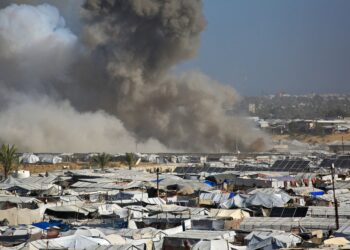 SERANGAN udara Israel di sebuah kawasan di Khan Younis, Gaza, 31 Januari lalu. - Foto AFP