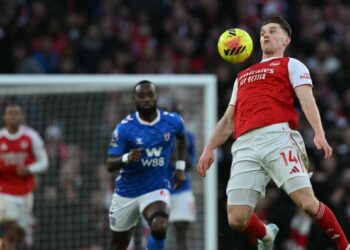 Viktor Gyokeres mengawal bola ketika menentang Sunderland dalam saingan Liga Perdana Inggeris di Stadium Emirates, London, kelmarin. - AFP