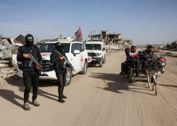 .PEJUANG-pejuang Hamas mengawal kawasan ketika pekerja Mesir, diiringi anggota Jawatankuasa Palang Merah Antarabangsa (ICRC) menjalankan tugas di kawasan Zeitoun, Bandar Gaza.  - AFP