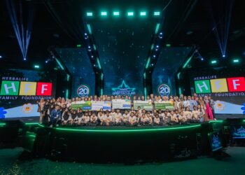 WAKIL daripada lima pertubuhan bukan berasaskan keuntungan bergambar bersama cek replika selepas menerima geran berjumlah RM700,000 bagi tempoh 2025/2026 daripada Herbalife Family Foundation pada acara tahunan Herbalife Spectacular, baru-baru ini.