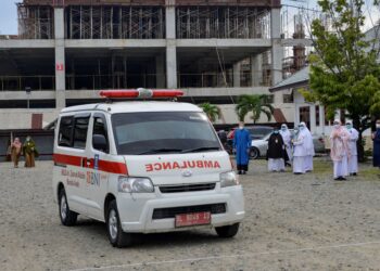 SEORANG kanak-kanak yang didakwa oleh ibu tirinya dirawat di sebuah hospital. - AFP