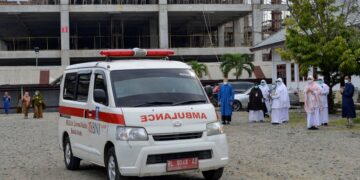 SEORANG kanak-kanak yang didakwa oleh ibu tirinya dirawat di sebuah hospital. - AFP