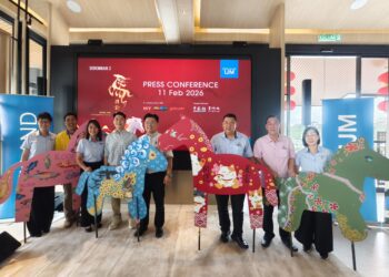 PENOLONG Pengurus Besar IJM Land Berhad, Yeoh Oon Tat (tiga dari kanan) dalam sidang media sempena sambutan Chap Goh Mei di Seremban 2 hari ini.