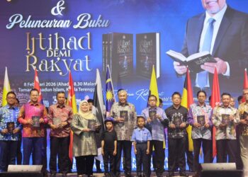 AHMAD Zahid Hamidi (tengah) menghadiri Majlis Makan Malam dan Pelancaran Buku Ijtihad Demi Rakyat di Taman Tamadun Islam, Kuala Terengganu, Terengganu. - UTUSAN/PUQTRA HAIRRY