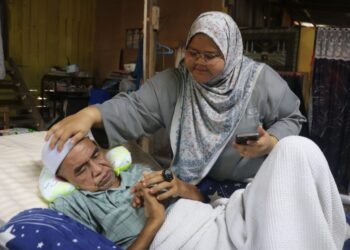 NUR Ain Najwa menguruskan penjagaan Rosni yang mengalami strok di Felda Jengka Satu, Maran, Pahang. – UTUSAN/SALEHUDIN MAT RASAD