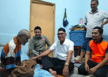 ZAMAKHSHARI Muhamad (dua kanan) menziarahi Ismail Che Noh (kiri) di rumah anaknya di Kampung Repek Pasir Mas, Kelantan hari ini-UTUSAN/ROHANA ISMAIL.
