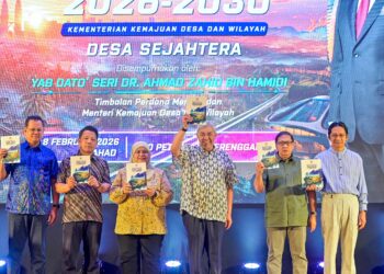 AHMAD Hamidi Hamidi (tiga dari kanan) melancarkan buku Pelan Strategik Kementerian Kemajuan Desa dan Wilayah (KKDW) 2026-2030 pada Majlis Permukiman KKDW dan Permukiman Syarikat Milikan Agensi KKDW Tahun 2026 di Kuala Nerus, Terengganu. -UTUSAN/PUQTRA HAIRRY