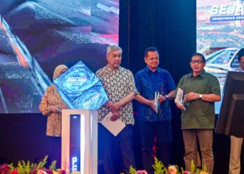 AHMAD Zahid Hamidi (kiri) melakukan gimik perasmian Majlis Pemukiman KKDW dan Permukiman Syarikat Milikan Agensi KKDW Tahun 2026 di Kuala Nerus, Terengganu. - UTUSAN/PUQTRA HAIRRY