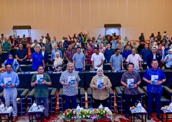 AHMAD Zahid Hamidi (tiga dari kiri) bergambar bersama pada Majlis Pemukiman KKDW dan Permukiman Syarikat Milikan Agensi KKDW Tahun 2026 di Kuala Nerus, Terengganu. - UTUSAN/PUQTRA HAIRRY