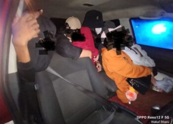 SEBAHAGIAN PATI Myanmar yang berjaya ditahan polis selepas kereta dinaiki mereka melanggar pembahagi jalan di kawasan terowong berhampiran Jambatan Sultan Yahya Petra, Kota Bharu, Kelantan kelmarin.
