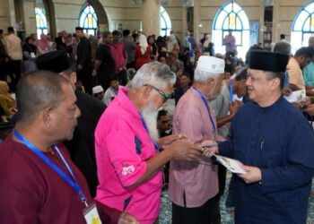 TUANKU Syed Faizuddin Putra Jamalullail (kanan) berkenan menyempurnakan Program Hijrah Minda anjuran Majlis Agama Islam dan Adat Istiadat Melayu Perlis (MAIPs) di Masjid Terapung Al-Hussain, Kuala Perlis, Perlis.-UTUSAN