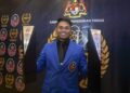 Pemenang Anugerah Olahragawan MASUM Tahun 2023 dan 2024, Mohammad Aniq Kasdan bersama trofi pada Anugerah Sukan MASUM 2023-2024 di Kementerian Pengajian Tinggi, di sini, hari ini. GAMBAR : FAISOL MUSTAFA