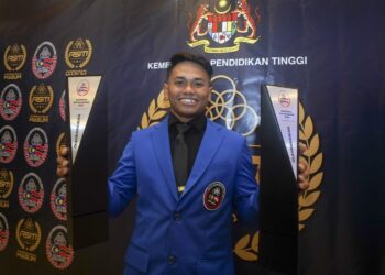 Pemenang Anugerah Olahragawan MASUM Tahun 2023 dan 2024, Mohammad Aniq Kasdan bersama trofi pada Anugerah Sukan MASUM 2023-2024 di Kementerian Pengajian Tinggi, di sini, hari ini. GAMBAR : FAISOL MUSTAFA