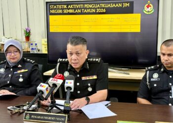 KENNITH Tan Ai Kiang ketika sidang akhbar Sesi Perjumpaan Media Bersama Pengarah Imigresen Negeri Sembilan di Seremban, hari ini.-UTUSAN / NOR SHAFIQAH MOHD GHAZALI