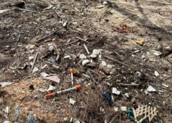 AGENSI Antidadah Kebangsaan ( AADK) Terengganu akan menjalankan siasatan lanjut di kawasan belakang Pantai Universiti Malaysia Terengganu (UMT) ekoran tular gambar jarum menghisap dadah di media sosial hari ini. - MEDIA SOSIAL/PAGE KUALA NERUS