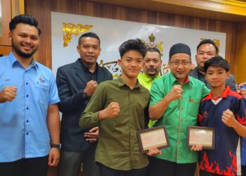 ZAMAKSHARI Muhamad (dua kanan) semasa meraikan dua petinju muda Kelantan yang mencipta kemenangan bergaya di pentas antarabangsa di Pukhet, Thailand dalam majlis ringkas di Kompleks Kota Darulnaim, Kota Bharu, Kelantan hari ini. - UTUSAN/MUSTAQIM MOHAMED