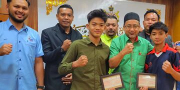 ZAMAKSHARI Muhamad (dua kanan) semasa meraikan dua petinju muda Kelantan yang mencipta kemenangan bergaya di pentas antarabangsa di Pukhet, Thailand dalam majlis ringkas di Kompleks Kota Darulnaim, Kota Bharu, Kelantan hari ini. - UTUSAN/MUSTAQIM MOHAMED