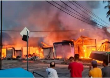 KEADAAN api yang merebak dan menghaguskan deretan kedai berhampiran SMK Narinang, Kota Belud, pagi tadi. - UTUSAN/HARDY JOE