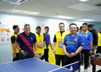 TUANKU Syed Faizuddin Putra Jamalullail, Raja Muda Perlis diiringi oleh Presiden Majlis Belia Malaysia (MBM), Mohd Izzat Afifi meninjau kemudahan yang disediakan di Pusat Aktiviti Belia Setempat (Y-HUB) MBM yang merupakan alternatif pusat rekreasi dan ruang interaksi anak muda di Cheras, ibunegara semalam.