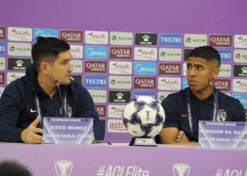 Ketua jurulatih JDT Xisco Munoz bersama Bergson Da Silva pada sidang media menjelang aksi perlawanan ACLE menentang Vissel Kobe di Stadium Sultan Ibrahim, Iskandar Puteri disini hari ini. UTUSAN/RAJA JAAFAR ALI