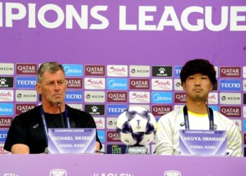 Ketua jurulatih Vissel Kobe Michael Skibbe
bersama pemain Takuya Iwanami pada sidang media menjelang aksi terakhir ACLE menentang JDT di Stadium Sultan Ibrahim, Iskandar Puteri disini hari ini. UTUSAN/RAJA JAAFAR ALI