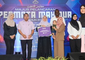 SABARIAH Saidan (tiga dari kiri) ketika menyempurnakan majlis pelancaran Permata Makmur Tahun 2026 di Felda Kampung Sertik di Bentong, Pahang.