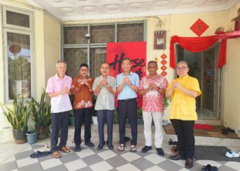 TAKIYUDDIN Hassan (dua kiri) semasa menghadiri Rumah Terbuka Sambutan Tahun Baharu Cina Presiden Gabungan Pertubuhan Tionghwa, Datuk Oie Poh Choon di Kota Bharu, Kelantan hari ini-UTUSAN/YATIMIN ABDULLAH.