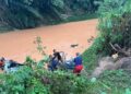 ANGGOTA pasukan bomba membawa naik mayat mangsa selepas menemukan keretanya yang terhumban ke dalam Sungai Simin, Rantau, petang tadi.- GAMBAR / IHSAN BOMBA