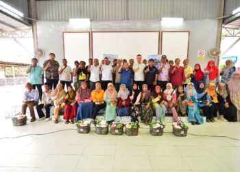 JASON Tee (belakang, tengah) bergambar kenangan bersama penerima sumbangan bakul Ramadan di Kampung Relong di Lipis, Pahang. - UTUSAN/SHAIKH AHMAD RAZIF