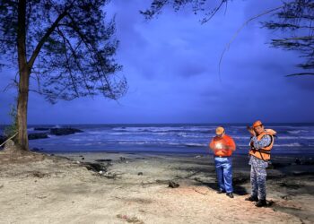 ANGGOTA pasukan penyelamat memantau situasi kejadian lemas di Pantai Kandis, Bachok, Kelantan. - UTUSAN/KAMARUL BISMI KAMARUZAMAN