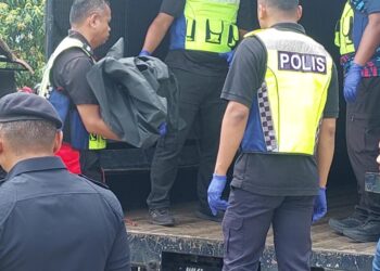 POLIS mengangkat dipercayai mayat adik Sumayah untuk dibawa ke Hospital Tengku Ampuan Afzan (HTAA) di Kuantan, Pahang.
