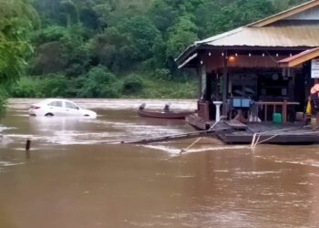 SEBUAH Proton Saga hampir tenggelam di kawasan parkir berdekatan Sungai Tembeling di jeti Kampung Kuala Tahan di Jerantut, Pahang. - FOTO/IHSAN PENDUDUK KUALA TAHAN