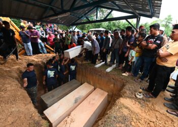 JENAZAH empat sekeluarga yang maut akibat ditikam dikebumikan dalam satu liang lahad di Kuantan, Pahang. - UTUSAN/SHAIKH AHMAD RAZIF