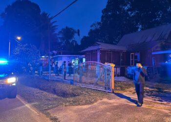 POLIS tiba di lokasi kejadian selepas menerima maklumat  mengenai pergaduhan di sebuah rumah di Kampung Segineh Inas, Johol, Kuala Pilah, semalam. GAMBAR / IHSAN POLIS