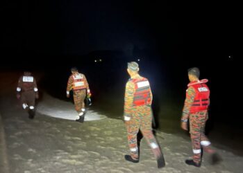 ANGGOTA bomba melakukan operasi pencarian di lokasi pelancong warga China dikhuatiri lemas di Pantai Tanjung Rhu, Langkawi.