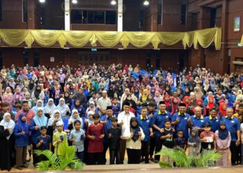 ABU Bakar Hamzah bergambar bersama para penerima pada Majlis Penyerahan Sumbangan Kepada Anak Yatim oleh Az Zahra di Dewan Warisan, Kangar, Perlis, hari ini. -UTUSAN/ASYRAF MUHAMMAD