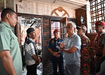 AL-SULTAN Abdullah Ri’ayatuddin Al-Mustafa Billah Shah berkenan menyantuni mangsa kebakaran di Taman Sungai Isap Murni di Kuantan, Pahang.