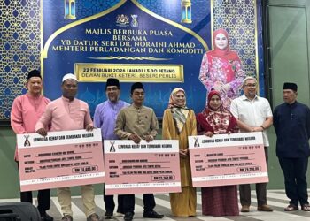 NORAINI Ahmad (empat dari kanan) bergambar bersama penerima bayaran hasil biji benih kenaf musim 2025/2026 di Dewan Bukit Keteri, Padang Besar, Perlis semalam. -UTUSAN/ASYRAF MUHAMMAD