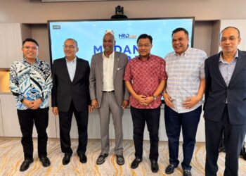 MOHD. SHARKAR Shamsudin (tiga dari kanan) bersama pengurusan tertinggi Majlis Ekonomi GiG Malaysia (MyGiG) selepas mengadakan pertemuan dengan R. Ramanan (tiga dari kiri) di Wisma HRD Corp di Kuala Lumpur.