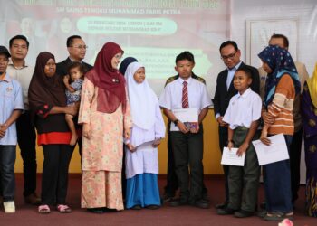 SITI Norina Muhamad (tiga kiri) beramah mesra dengan pelajar Orang Asli  pada Majlis Pendaftaran Pelajar di Sekolah Menengah Sains Tengku Muhammad Faris Petra di Pengkalan Chepa, Kota Bharu, Kelantan.-UTUSAN/KAMARUL BISMI KAMARUZAMAN.