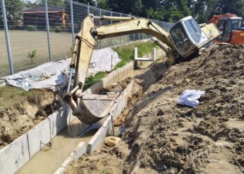 KEADAAN lokasi kejadian seorang buruh maut dihempap ‘bucket’ jengkaut ketika melakukan kerja-kerja pembinaan longkang di Jalan Pantai Geting, Pengkalan Kubor, Tumpat, Kelantan.