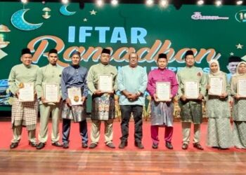 MOHD. Suffian Daud (empat kanan) bersama kakitangan menunjukkan Sijil Tempat Kerja Bebas Dadah (TEKAD) yang diterima pihaknya dari AADK Kota Bharu, Kelantan malam tadi.-UTUSAN/YATIMIN ABDULLAH.