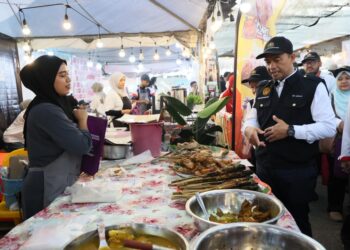 DR. Mohd. Azman Yacob (kanan) semasa meninjau gerai jualan di bazar Ramadan Stadium Sultan Muhammad IV, Kota Bharu, Kelantan hari ini-UTUSAN/KAMARUL BISMI KAMARUZAMAN.