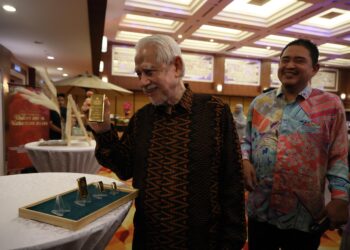 KAMARUDDIN Md. Nor (kiri) melihat jongkong emas yang dipamerkan semasa Peluncuran Bulan Emas Kelantan 2026, Kota Bharu, Kelantan hari ini-UTUSAN/KAMARUL BISMI KAMARUZAMAN