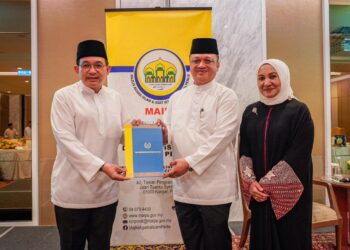 TUANKU Syed Faizuddin Putra Jamalullail (tengah) berkenan menyampaikan surat pelantikan kepada Irmohizam Ibrahim sebagai Ahli Lembaga Pengarah UniSIRAJ. -UTUSAN